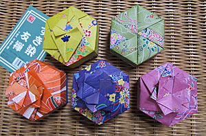 [Very Small Modular Hexagonal Origami Boxes]